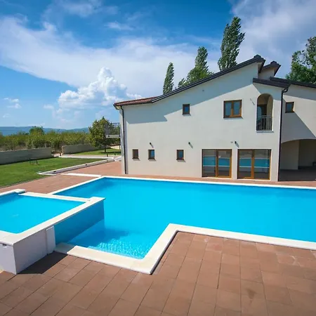 Perinusa Villa *